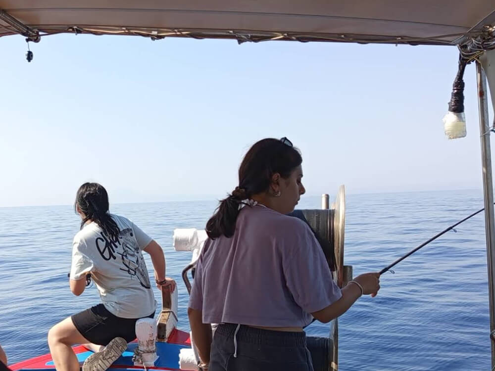 fishing boat rental nea peramos